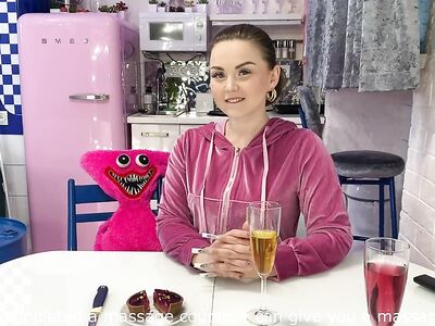 Подпоил красавицу брюнетку и сделал ей массаж киски крепким членом