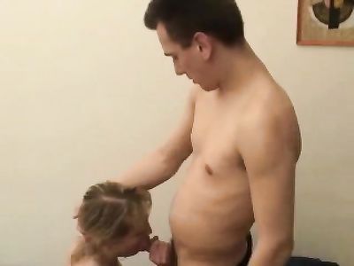 Факер силой овладел мамкой с натуральными сиськами и дал пососать пенис перед еблей