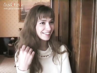 Стройная девушка раздевается догола перед камерой и, накинув халат, начинает краситься